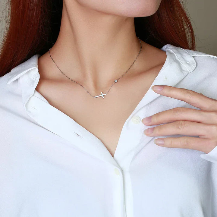 Strahlendes seitliches Kreuz-Halsband